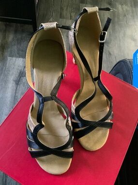 Like New Women’s Dance shoes 6.5/7 US
